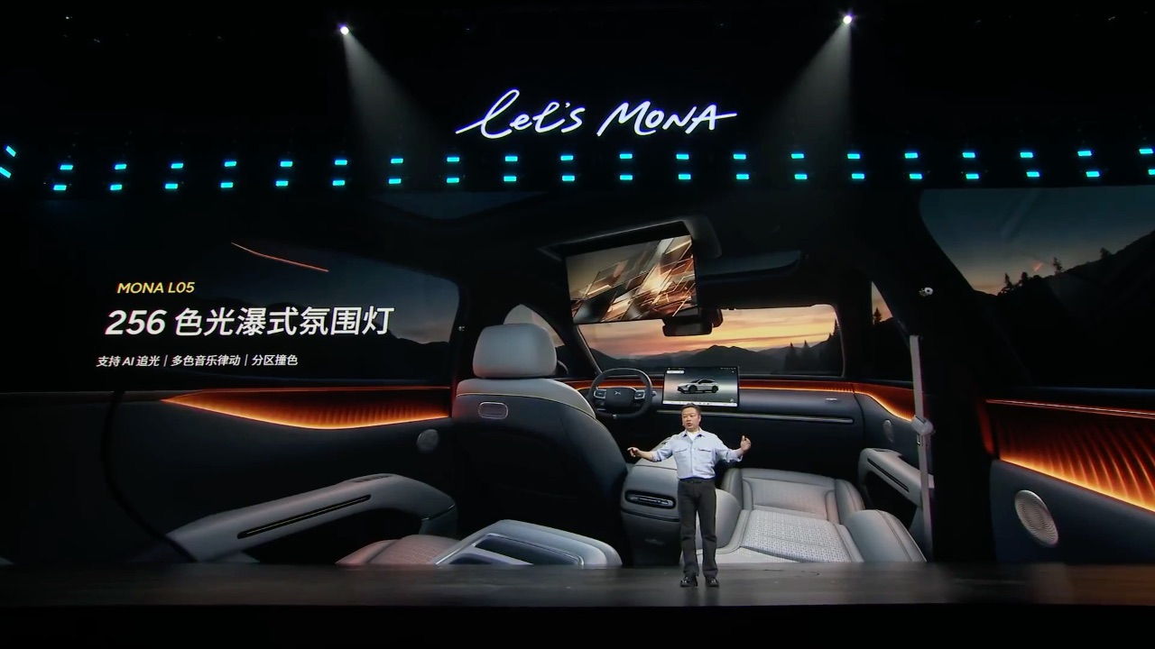 He Xiaopeng presents the L05's cabin and its 256-colour ambient lighting. XPeng's broadcast, 29 Oct 2026, 11:38 UTC.