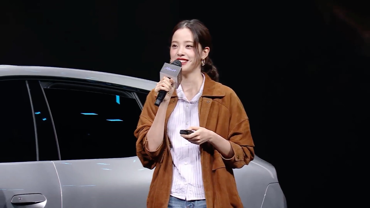 Ouyang Nana presents the L05 on stage. XPeng's broadcast, 29 Oct 2026, 11:24 UTC.